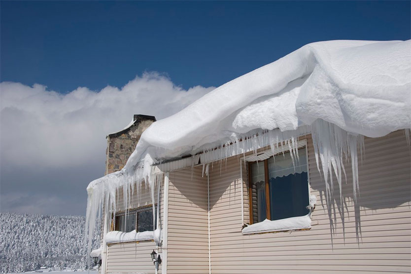 Снег на крыше частного дома. Как бороться?